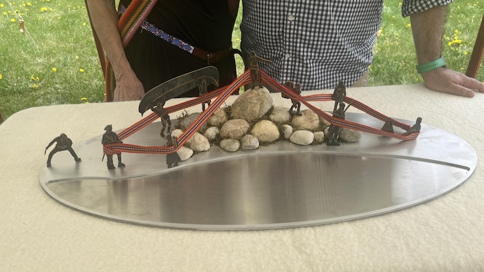 Une statue composée de pierre et de personnages posée sur table le 30-05-2026.