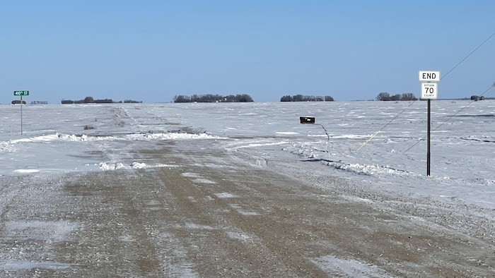 Une vue des champs enneigés juste à l'extérieur du hameau de St. Vincent, au Minnesota, en direction du nord vers la frontière entre le Canada et les États-Unis, le 25 janvier 2022.