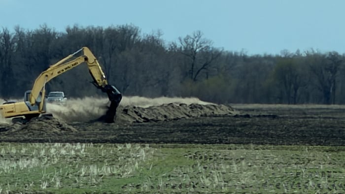 Une pelleteuse évacue la terre.