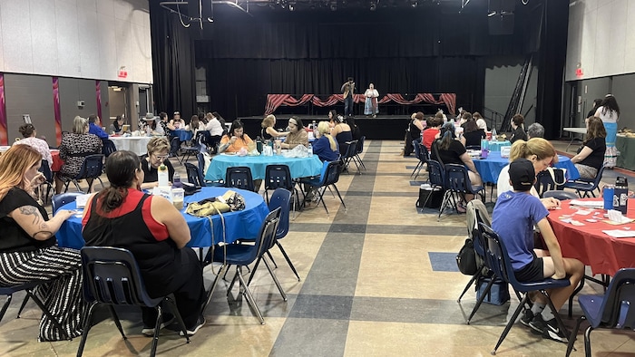 Des personnes dans une grande salle assises autour de tables le 31 mai 2026 à Saint-Boniface.