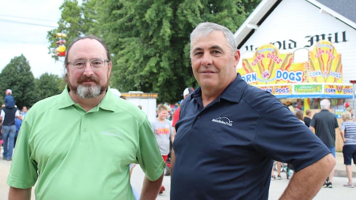 Cam Dahl, à gauche, directeur général de Porc Manitoba, et Rick Préjet, président du conseil d’administration de Porc Manitoba, à la foire d’État de l’Iowa, à Des Moines.