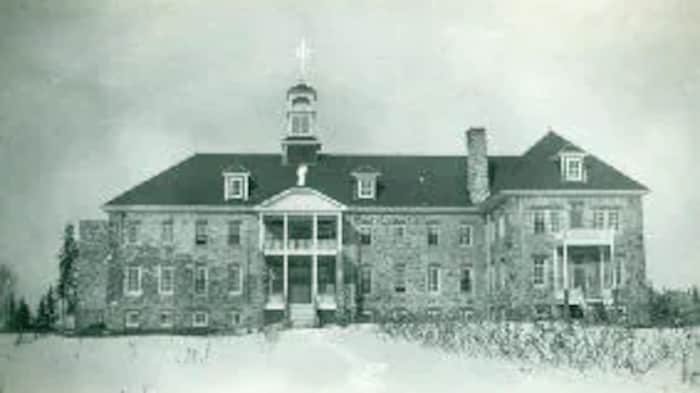 Ang harapan ng Cross Lake Residential School.