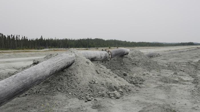 Photo d'un pipeline en plein milieu d'un ancien site minier.