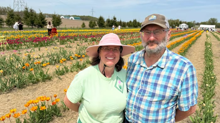 Manja Bastian et Allan Groen au milieu d'un champ de tulipes.