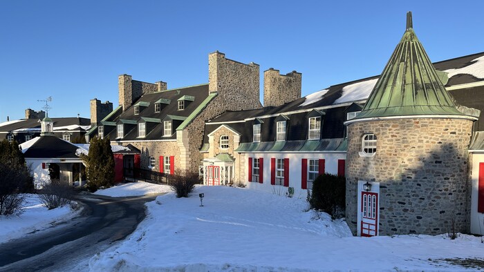 La façade de l'hôtel Le Manoir à Baie-Comeau en hiver.