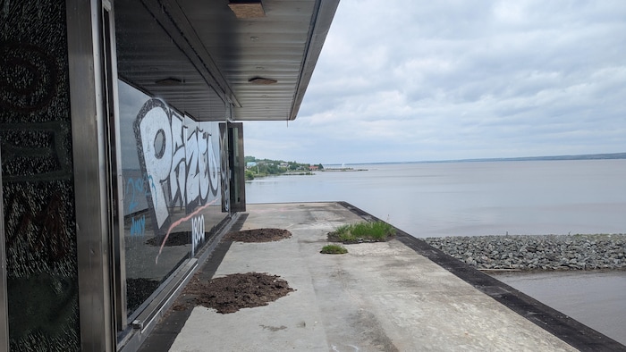 Une photo prise à partir d'une plateforme de la maison avec le lac sur le côté.