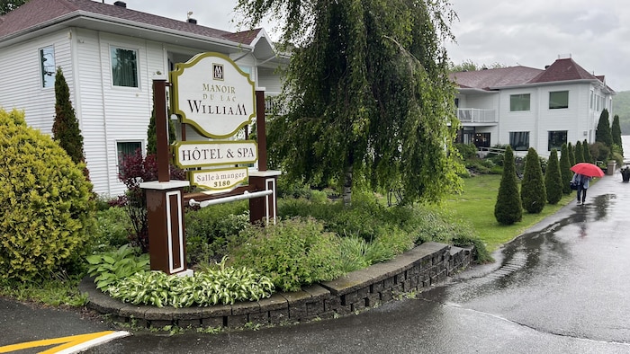 L'hôtel du Manoir du lac William avec une pancarte qui présente l'établissement.