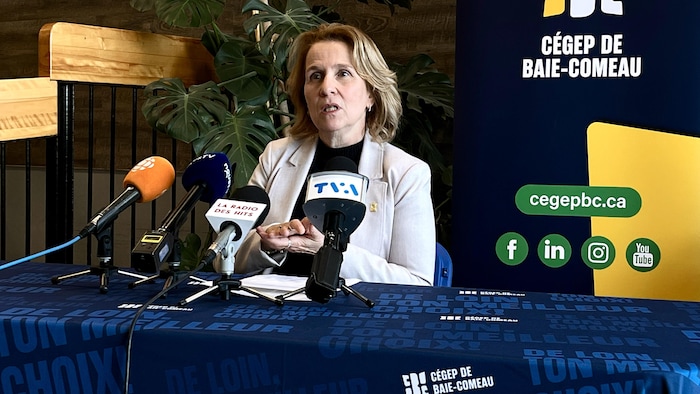 Manon Couturier donne un point de presse au Cégep de Baie-Comeau.