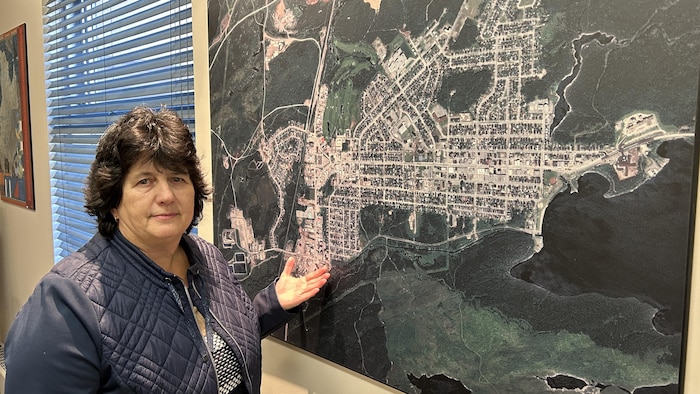 La mairesse de Chibougamau, Manon Cyr, devant une carte de Chibougamau.