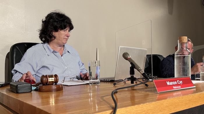 La mairesse de Chibougamau, Manon Cyr, lors d'une séance du conseil municipal.