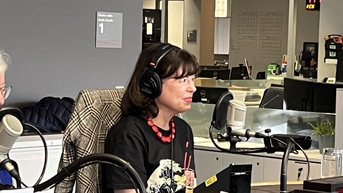 Manon St-Jules dans le studio de Radio-Canada à Sudbury.