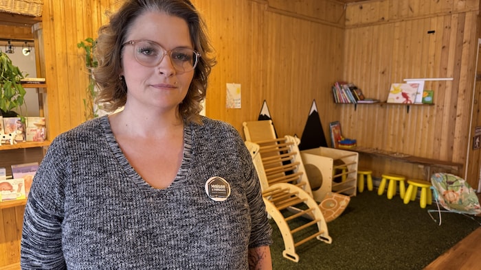 Elle est dans un local entièrement placardé de bois.