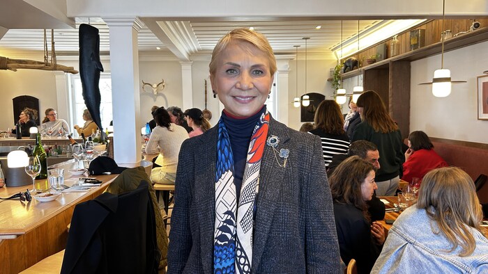 Portrait de Manuela Goya, vice-présidente affaires publiques et gouvernementales pour Tourisme Montréal dans la salle à manger du restaurant Côté-Est à Kamouraska.