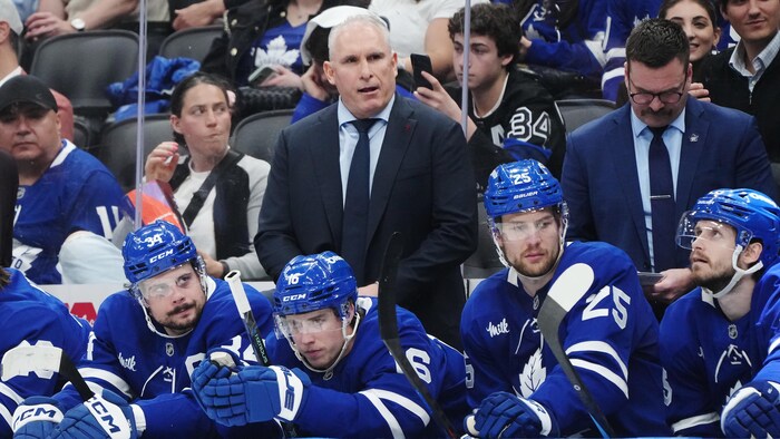 Craig Berube entouré de joueurs des Leafs.
