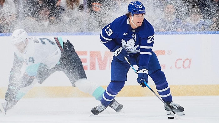 Matthew Knies sur la glace dans l'uniforme des Maple Leafs.