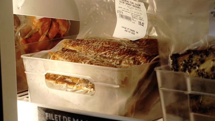 Poissons fumés dans des bacs.