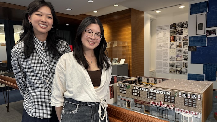 Tina Lin (à gauche) et Alisa Lau, devant leur maquette du restaurant Lichee Garden, lors du vernissage de l'exposition Let's build a collective memory of Chinatown!, aux Archives de Toronto, le vendredi 28 août 2026.