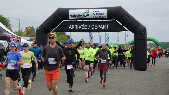Des coureurs sur la ligne de départ.