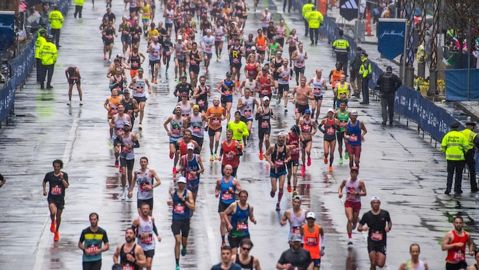 Des coureurs sous la pluie.