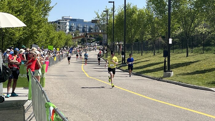 Des coureurs à quelques mètres de l'arrivée