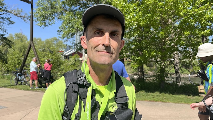 Pascal Mean, un bénévole du marathon de Calgary