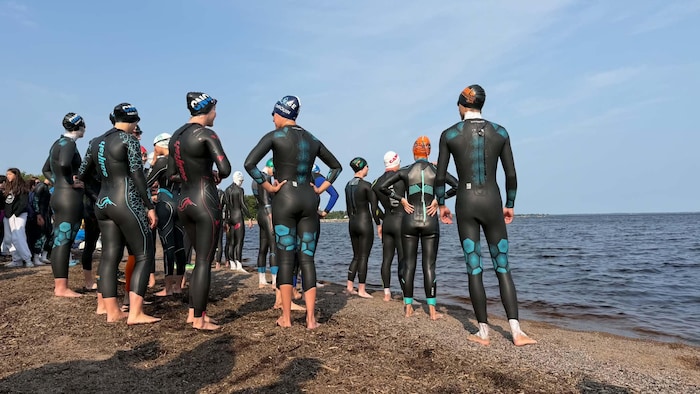 Des nageurs en attente du départ sur la plage.