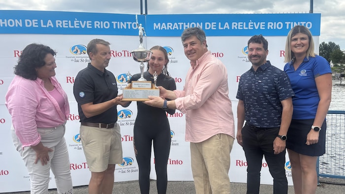 Roxane Guy reçoit son trophée.