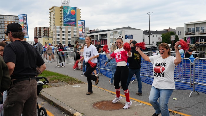 Des cheerleaders dansent.