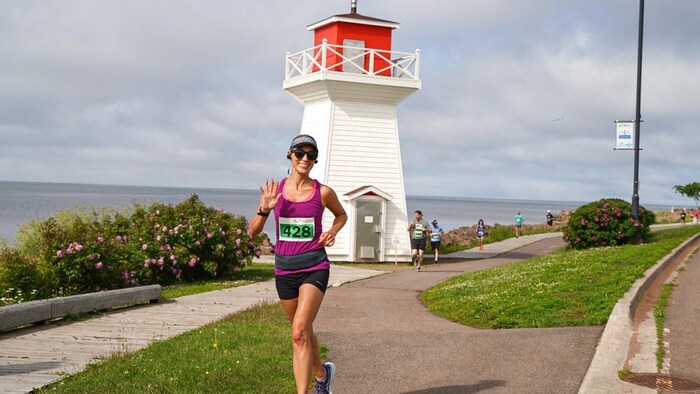 Une femme qui court un marathon