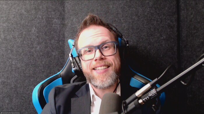 Marc Alexandre Ladouceur lors d'un entretien Zoom dans une chaise de style « gaming ».