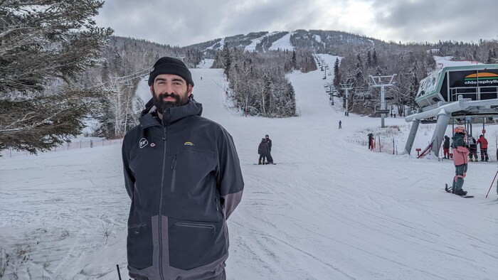 Le directeur général du Mont-Édouard, Marc-André Busque, sur les pentes de sa station.