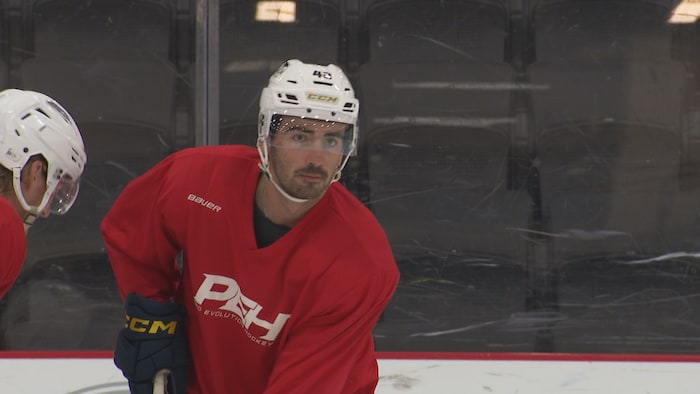 Marc-André Gaudet sur la glace habillé pour jouer au hockey avec un chandail Pro Evolution Hockey.