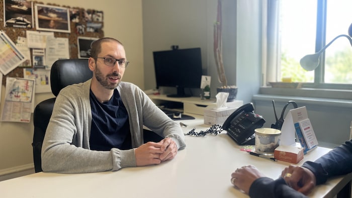 Un homme à lad   bureau.