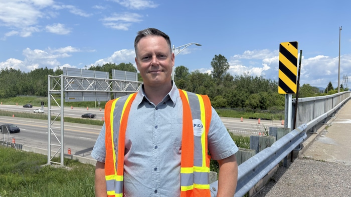 Marc-André Martin se tient sur un viaduc.
