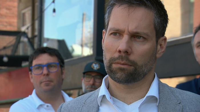 Marc-Antoine Munoz s’adresse aux médias lors d’un point de presse à l’extérieur, au centre-ville de Québec, au printemps.