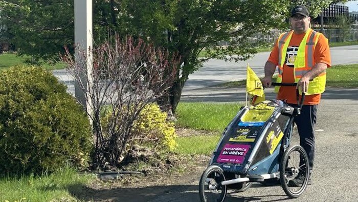 Marc-André Provost pousse son carrosse en souriant à la caméra.