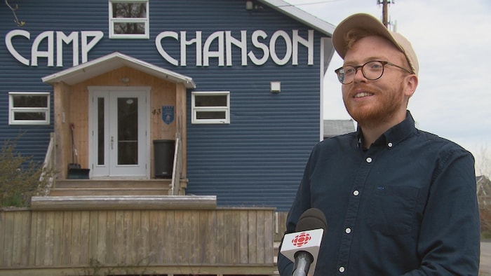 Marc-Antoine Dufresne, en entrevue devant un bâtiment du camp Chanson de Petite-Vallée