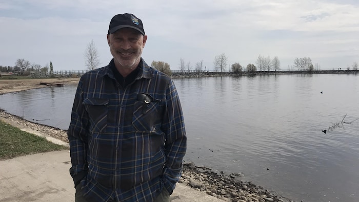 Marc Archer devant le lac Saint-Jean.