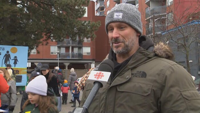 Marc Arseneau en entrevue sur les lieux d'une manifestation.