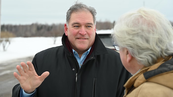 Marc Babineau discute avec Maurice Girouard.