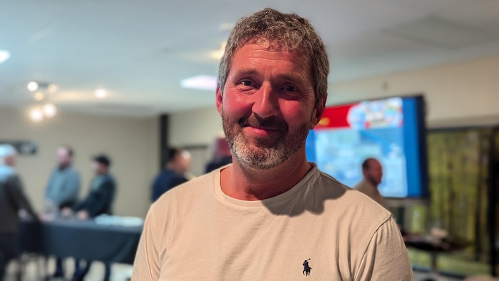 Marc Bernard lors d'une séance d'information dans un local de Lorrainville.