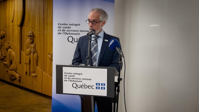 Le président-directeur général du CISSS de l'Outaouais, Marc Bilodeau, en conférence de presse.