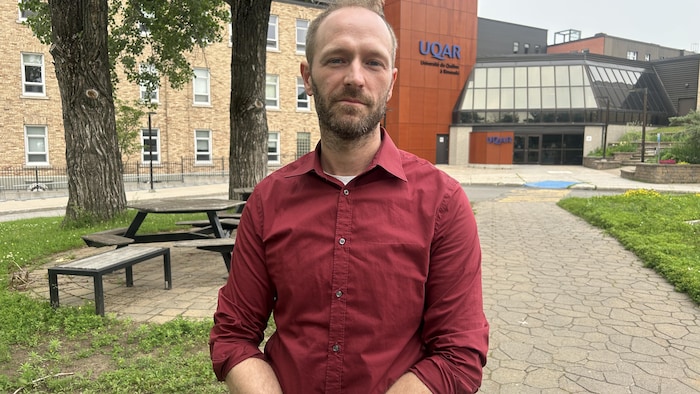 Marc-Denis Rioux pose devant l'université.