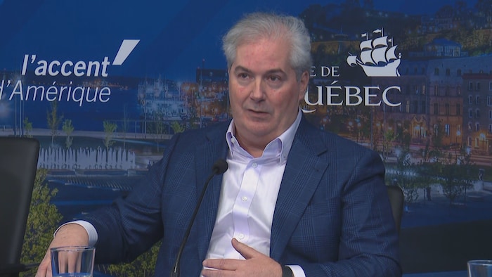 Marc des Rivières lors d'une conférence de presse.
