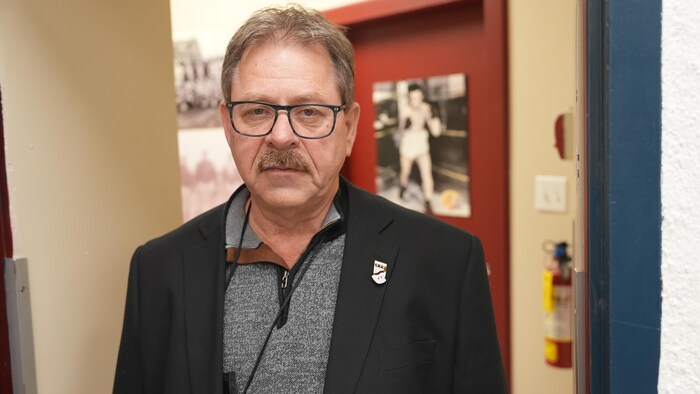 Marc Dupuis qui porte des lunettes. 