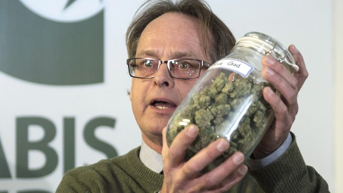 Marc Emery tenant un bocal de marijuana