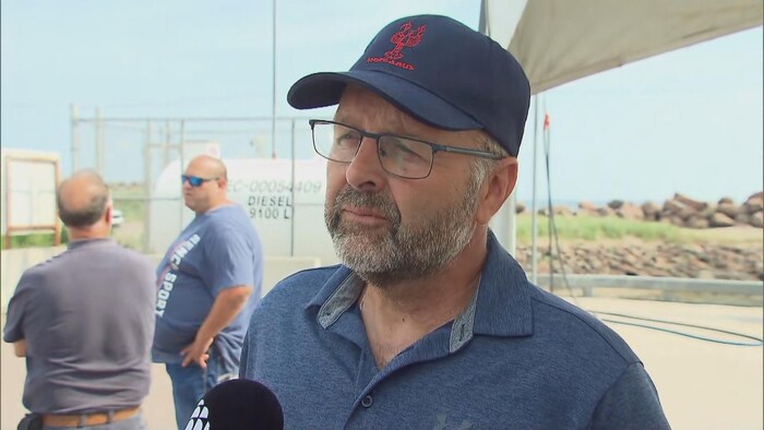 Un homme en entrevue, à l'extérieur.