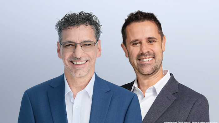 Deux hommes sur une affiche électorale. 