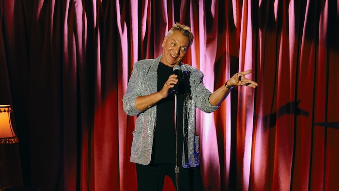 Le comédien incarne un chanteur disco sur scène. 