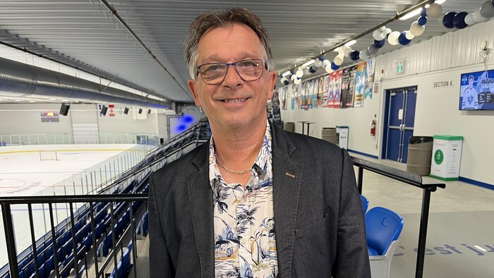 Marc Loisel dans les gradins du complexe sportif.